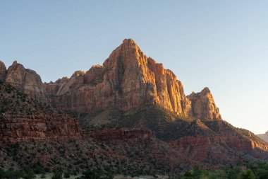 Zion Kanyonu 'nun aşağısındaki Red Rock uçurumlarının çarpıcı manzarası. Utah, Zion Ulusal Parkı 'nda çekilmiş kaliteli bir fotoğraf..