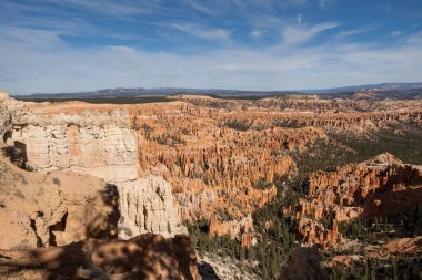 Utah 'taki Bryce Canyon Ulusal Parkı' ndaki kızıl kaya ve kabadayıların göz kamaştırıcı güneşli manzarası. Bryce Canyon Ulusal Parkı, Utah 'ta çekilmiş kaliteli bir fotoğraf..