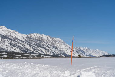Soğuk bir kış günü karla kaplı Teton Dağları 'nın güneşli manzarası. Grand Teton Ulusal Parkı 'nda çekilmiş kaliteli bir fotoğraf..