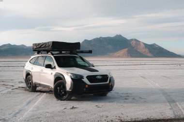 Bonneville Tuz Düzlükleri 'nde çadırlı ve tenteli poz veren bir Subaru Outback Wilderness versiyonu. Wendover, Utah yakınlarında çekilmiş kaliteli bir fotoğraf..