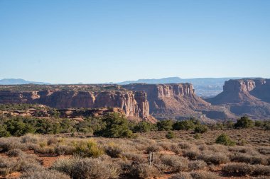 Utah, Canyonlands Ulusal Parkı 'nda günbatımında kızıl kaya kanyonlarının ve kayaların güzel manzarası. Utah, Canyonlands Ulusal Parkı 'nda çekilmiş kaliteli bir fotoğraf..