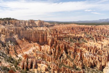 Bryce Canyon Ulusal Parkı 'nda yeşil ve kırmızı kayalıklarla çevrili güzel bir Hoodoos manzarası. Bryce Canyon City, Utah yakınlarında çekilmiş kaliteli bir fotoğraf..
