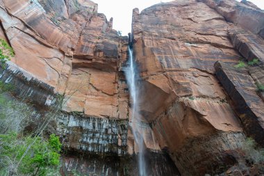 Göz kamaştırıcı bir manzara Zion Ulusal Parkı 'ndaki Lower Emerald Havuzu' nda şelale, kırmızı kayalar ve yeşillik. Springdale, Utah yakınlarında çekilmiş kaliteli bir fotoğraf..