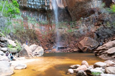 Göz kamaştırıcı bir manzara Zion Ulusal Parkı 'ndaki Lower Emerald Havuzu' nda şelale, kırmızı kayalar ve yeşillik. Springdale, Utah yakınlarında çekilmiş kaliteli bir fotoğraf..