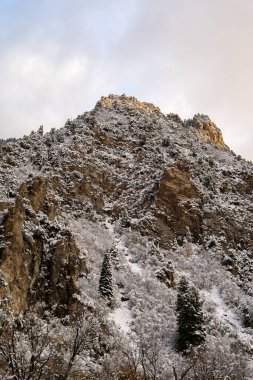 Salt Lake City yakınlarındaki Millcreek Kanyonu 'ndaki karla kaplı dağların donmuş manzarası. Millcreek, Utah 'ta çekilmiş kaliteli bir fotoğraf..