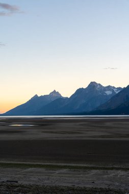 Altın Saat sırasında ve güneşli bir günde insanların olmadığı Teton Dağı 'nın çarpıcı manzarası. Grand Teton Ulusal Parkı, Wyoming 'de çekilmiş kaliteli bir fotoğraf.