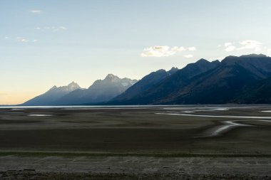 Altın Saat sırasında ve güneşli bir günde insanların olmadığı Teton Dağı 'nın çarpıcı manzarası. Grand Teton Ulusal Parkı, Wyoming 'de çekilmiş kaliteli bir fotoğraf.