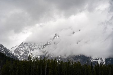 Altın Saat sırasında ve güneşli bir günde insanların olmadığı Teton Dağı 'nın çarpıcı manzarası. Grand Teton Ulusal Parkı, Wyoming 'de çekilmiş kaliteli bir fotoğraf.