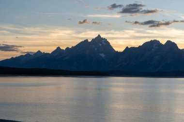 Altın Saat sırasında ve güneşli bir günde insanların olmadığı Teton Dağı 'nın çarpıcı manzarası. Grand Teton Ulusal Parkı, Wyoming 'de çekilmiş kaliteli bir fotoğraf.