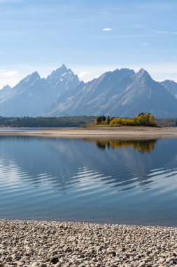 Altın Saat sırasında ve güneşli bir günde insanların olmadığı Teton Dağı 'nın çarpıcı manzarası. Grand Teton Ulusal Parkı, Wyoming 'de çekilmiş kaliteli bir fotoğraf.