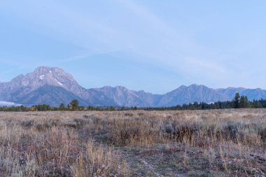 Altın Saat sırasında ve güneşli bir günde insanların olmadığı Teton Dağı 'nın çarpıcı manzarası. Grand Teton Ulusal Parkı, Wyoming 'de çekilmiş kaliteli bir fotoğraf.