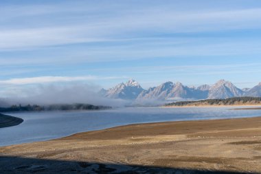 Altın Saat sırasında ve güneşli bir günde insanların olmadığı Teton Dağı 'nın çarpıcı manzarası. Grand Teton Ulusal Parkı, Wyoming 'de çekilmiş kaliteli bir fotoğraf.