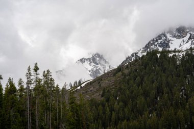 Altın Saat sırasında ve güneşli bir günde insanların olmadığı Teton Dağı 'nın çarpıcı manzarası. Grand Teton Ulusal Parkı, Wyoming 'de çekilmiş kaliteli bir fotoğraf.