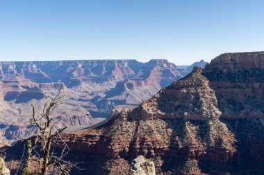 Güneşli bir günde bulutsuz güzel bir Büyük Kanyon manzarası. Arizona 'daki Grand Canyon Ulusal Parkı' nda yüksek kaliteli bir fotoğraf..