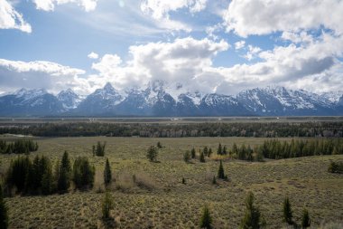 Altın Saat sırasında ve güneşli bir günde insanların olmadığı Teton Dağı 'nın çarpıcı manzarası. Grand Teton Ulusal Parkı, Wyoming 'de çekilmiş kaliteli bir fotoğraf.