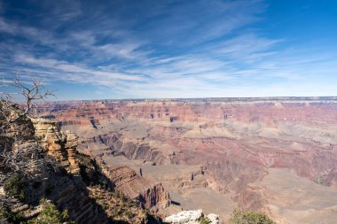 Güneşli bir günde bulutsuz güzel bir Büyük Kanyon manzarası. Arizona 'daki Grand Canyon Ulusal Parkı' nda yüksek kaliteli bir fotoğraf..