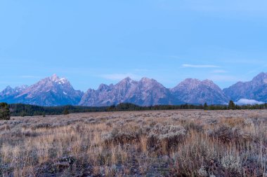 Altın Saat sırasında ve güneşli bir günde insanların olmadığı Teton Dağı 'nın çarpıcı manzarası. Grand Teton Ulusal Parkı, Wyoming 'de çekilmiş kaliteli bir fotoğraf.