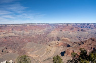 Güneşli bir günde bulutsuz güzel bir Büyük Kanyon manzarası. Arizona 'daki Grand Canyon Ulusal Parkı' nda yüksek kaliteli bir fotoğraf..