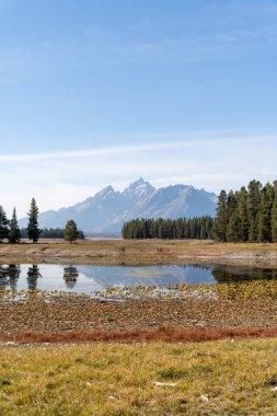 Altın Saat sırasında ve güneşli bir günde insanların olmadığı Teton Dağı 'nın çarpıcı manzarası. Grand Teton Ulusal Parkı, Wyoming 'de çekilmiş kaliteli bir fotoğraf.