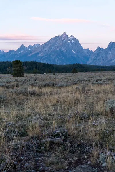 Altın Saat sırasında ve güneşli bir günde insanların olmadığı Teton Dağı 'nın çarpıcı manzarası. Grand Teton Ulusal Parkı, Wyoming 'de çekilmiş kaliteli bir fotoğraf.