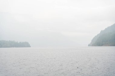 Washington 'da yağmurlu ve sisli bir günde Crescent Gölü' nün manzarasının tadını çıkarın. Olimpiyat Ulusal Parkı 'nda yüksek kaliteli bir fotoğraf..