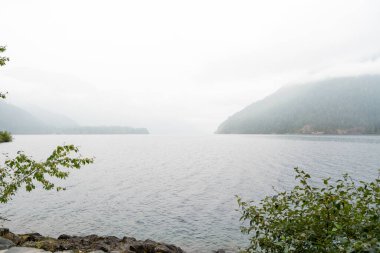 Washington 'da yağmurlu ve sisli bir günde Crescent Gölü' nün manzarasının tadını çıkarın. Olimpiyat Ulusal Parkı 'nda yüksek kaliteli bir fotoğraf..