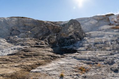 Yellowstone Ulusal Parkı 'nda güneşli bir günde Mammoth Kaplıcaları manzarası. Mamut, Wyoming yakınlarında çekilmiş kaliteli bir fotoğraf..