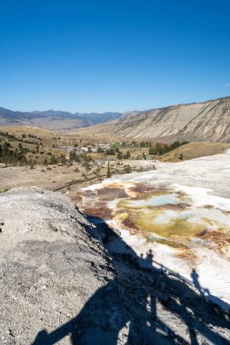 Yellowstone Ulusal Parkı 'nda güneşli bir günde Mammoth Kaplıcaları manzarası. Mamut, Wyoming yakınlarında çekilmiş kaliteli bir fotoğraf..