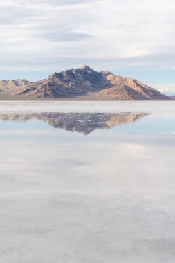 Utah 'taki Bonneville Tuz Düzlükleri' nde dağların ve gökyüzünün yansıması. Wendover, Utah yakınlarında çekilmiş kaliteli bir fotoğraf..