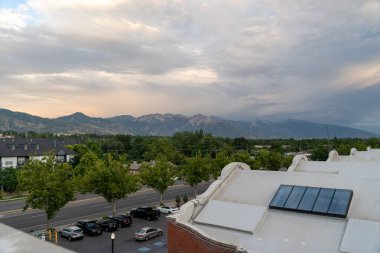 Trolley Meydanı, Salt Lake Şehri, dağlar ve bir otoparkın tepesinden yeşillik manzarası. Salt Lake City, Utah 'da çekilmiş kaliteli bir fotoğraf..