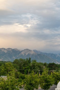 Trolley Meydanı, Salt Lake Şehri, dağlar ve bir otoparkın tepesinden yeşillik manzarası. Salt Lake City, Utah 'da çekilmiş kaliteli bir fotoğraf..