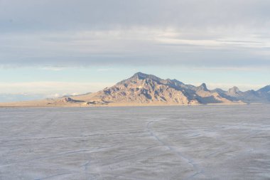 İnanılmaz dağ manzarası ve kurumuş Bonneville Tuz Düzlükleri, Utah. Wendover, Utah yakınlarında çekilmiş kaliteli bir fotoğraf..