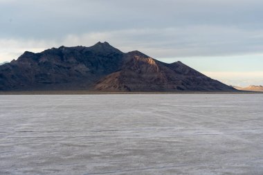 İnanılmaz dağ manzarası ve kurumuş Bonneville Tuz Düzlükleri, Utah. Wendover, Utah yakınlarında çekilmiş kaliteli bir fotoğraf..