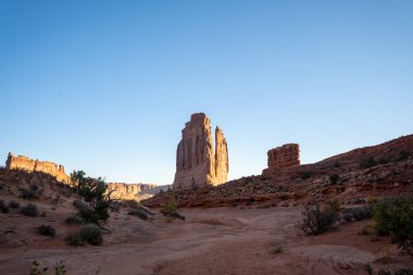 Adliye binasının alçak açılı görüntüsü Arches Ulusal Parkı 'ndaki kırmızı kayalar. Moab, Utah yakınlarında çekilmiş kaliteli bir fotoğraf..