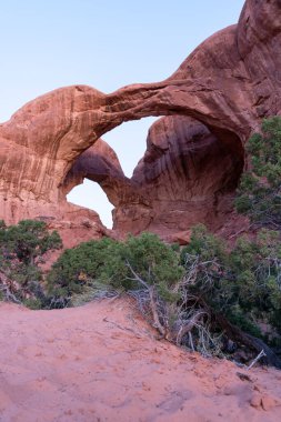 Arches NP 'de altın saat ve gün doğumunda çekilen Çifte Kemer' in güzel bir görüntüsü. Moab, Utah yakınlarında çekilmiş kaliteli bir fotoğraf..