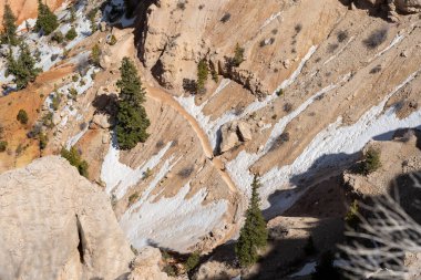 Bryce Canyon Vadisi 'nin kış aylarındaki göz kamaştırıcı manzarasının yanı sıra Bryce Canyon Ulusal Parkı' nda bolca kar ve yeşillik var. Bryce Canyon City, Utah yakınlarında çekilmiş kaliteli bir fotoğraf..