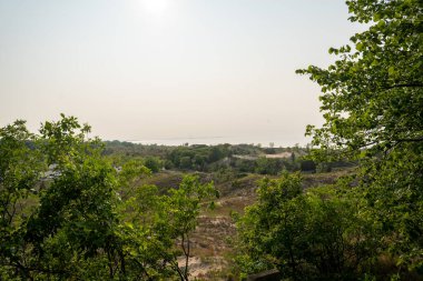 Yeşillik, yuvarlanan kumullar ve Indiana Dunes Ulusal Parkı 'ndaki manzaralı patikalar. Çeşit çeşit bitki örtüsü ve el değmemiş kum tepecikleri, pitoresk bir doğal manzara yaratıyor..