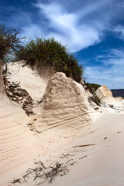 Spiaggia Sabbiosa Sabbia Rocce Sulla Riva Del Mare — Foto Stock