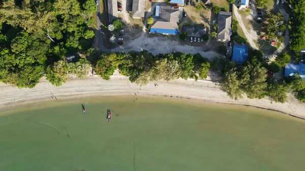 Güneşli bir günde boş bir plajın güzel panoramik manzarası