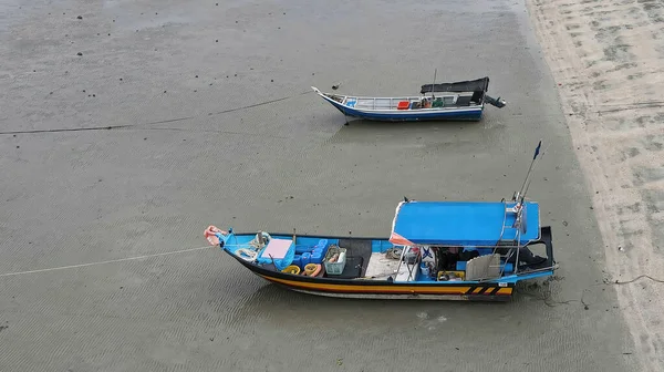 停泊在空旷沙滩上的传统渔船 — 图库照片