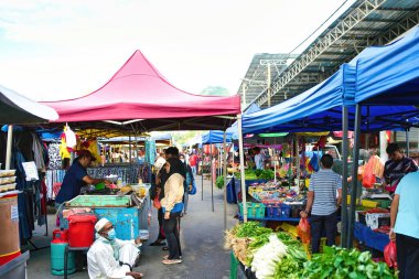 Kuala Lumpur, Malezya: 6 Kasım 2022 - Yerel halkın yiyecek ve erzak aldığı bir pazar manzarası. Seçici odak noktaları