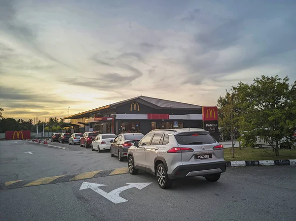 马来西亚吉隆坡 2022年10月20日 一排排的汽车排队从麦当劳的车道上购买 — 图库照片