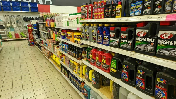 马来西亚吉隆坡 2022年8月21日 一排排洗车产品在超级市场上销售 — 图库照片