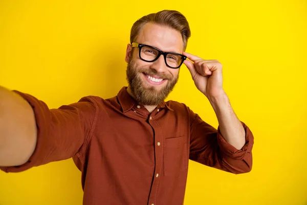 수염을 잘생긴 남성의 부르군 셔츠를 노란색 배경에 고립된 안경을 — 스톡 사진