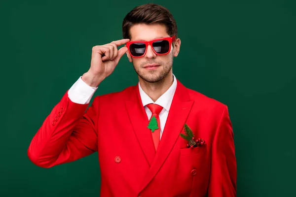 Porträt Von Attraktiven Inhalten Luxus Kerl Dandy Trägt Edlen Anzug — Stockfoto