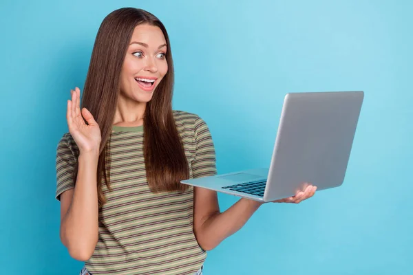 若いかわいい女性の写真は Tシャツを保持ノートパソコン興奮ヤシのハローサインオンライン会話Youtubeのブログを青の色の背景に隔離 — ストック写真