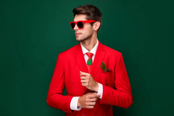 Porträt Von Attraktiven Inhalten Modischen Kerl Dandy Trägt Edlen Anzug — Stockfoto