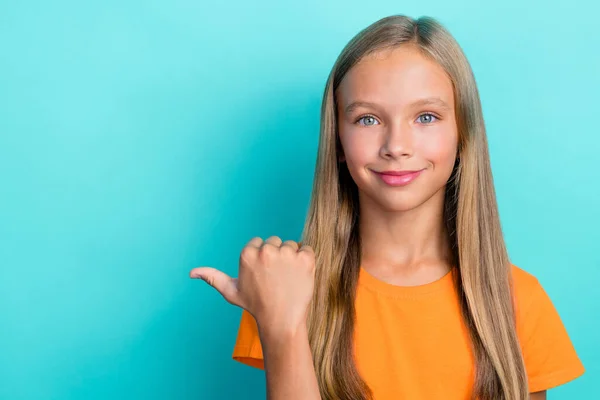 Närbild Foto Ganska Söt Rolig Flicka Bära Trendiga Orange Outfit — Stockfoto