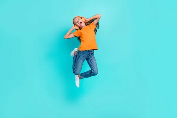 Foto Longitud Completa Fresco Niño Alegre Vestido Naranja Camiseta Saltando — Foto de Stock