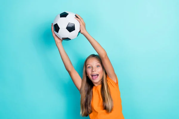 可愛い小さな魅力的なブロンドの髪の写真興奮キャッチサッカーボール笑顔趣味のゴールキーパーは 明るいアクアマリン色の背景に隔離 — ストック写真